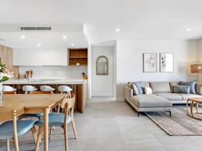 Luxury Central Palm Beach Apartment with Rooftop Pool